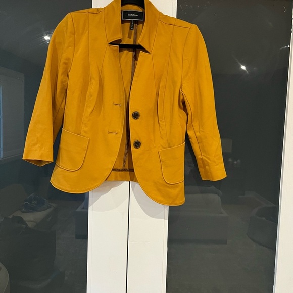 Le Chateau mustard colour Blazer with Prominent Collar and two buttons - Picture 2 of 3